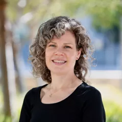 Carolyn Smith Hughes headshot